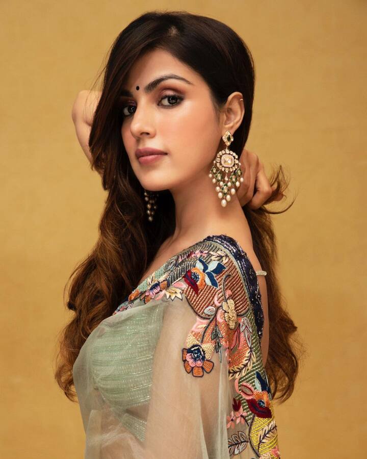 ती तिच्या चित्रपट आणि पात्रांपेक्षा तिच्या वैयक्तिक आयुष्यामुळे चर्चेत असते. (फोटो सौजन्य :/rhea_chakraborty/इंस्टाग्राम)