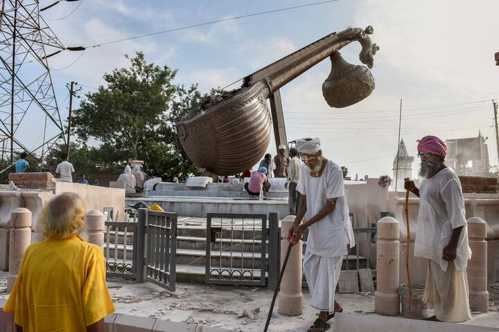 इससे पहले, प्रधानमंत्री नरेंद्र मोदी ने सुबह एक ट्वीट कर लता मंगेशकर को याद किया. उन्होंने ट्वीट में कहा, ‘‘लता दीदी को उनके जन्मदिन पर स्मरण कर रहा हूं. उनके बारे में बहुत सारी बातें याद आती हैं. मुझे खुशी है कि आज अयोध्या में एक चौक का नामकरण उनके नाम पर किया जा रहा है. यह भारत की एक महान विभूति के लिए उपयुक्त श्रद्धांजलि है.’’