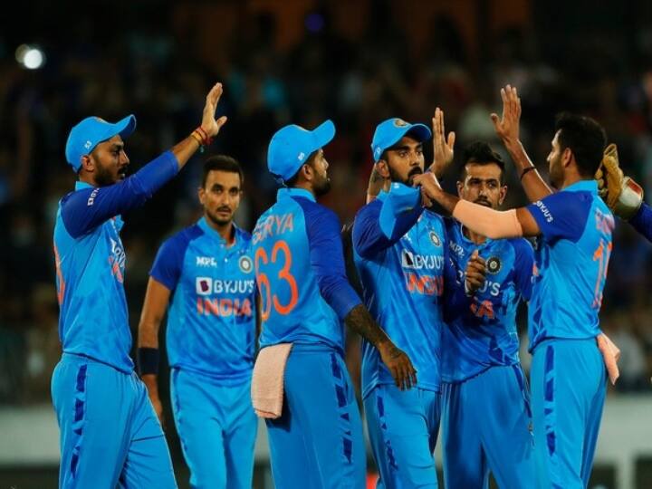 IND vs SA 1st T20: Team India needs 107 Runs Against South Africa Greenfield International Stadium, Thiruvananthapuram  IND vs SA: अर्शदीप सिंह, दीपक चाहरनं दक्षिण आफ्रिकेच्या फलंदाजांना रडवलं; भारतासमोर 107 धावांचं आव्हान
