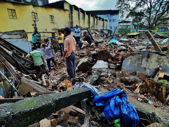 Maharashtra Bhiwandi marathi news wall of a dangerous building collapsed in Bhiwandi 3 injured including three children one critically Bhiwandi : भिवंडीत धोकादायक इमारतीची भिंत कोसळली, तीन चिमुरड्यांसह 3 जखमी, एकाची प्रकृती गंभीर 