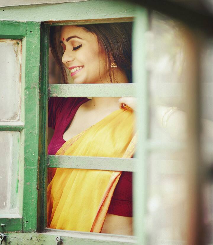 পুজোয় যতই কেনাকাটা হোক, বিশেষ মানুষের থেকে উপহার সবসময়েই বিশেষ। এইবছর পুজোয় তথাগতর (চট্টোপাধ্যায়) থেকে কী উপহার পেলেন ঋতাভরী? লাজুক হেসে নায়িকার উত্তর, 'একটা সবুজ রঙের ডিজাইনার শাড়ি দিয়েছে তথাগত। তবে পুজোয় কবে সেটা পরব এখনও ঠিক করিনি।'
