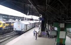 চলন্ত ট্রেন ধরতে দৌড়, হাওড়া স্টেশনে পা পিছলে প্ল্যাটফর্মের ফাঁকে যাত্রী, অল্পের জন্য রক্ষা