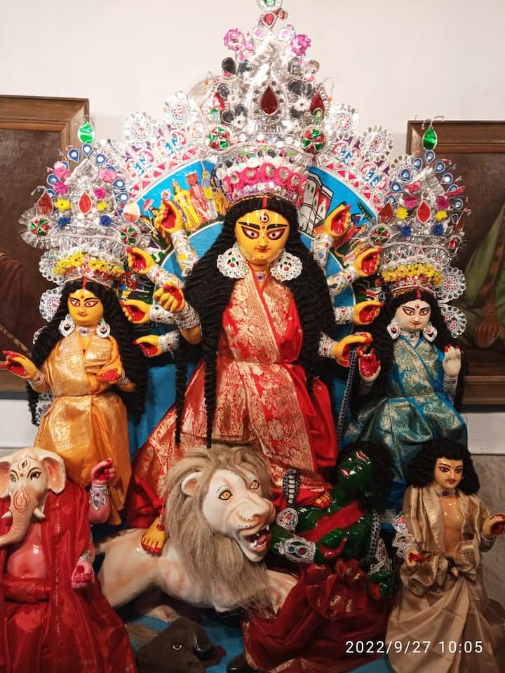 এক সময় পুজোয় নাটক অনুষ্ঠিত হত দেখার মতো। এই বাড়িতে কানন দেবীর মতো মানুষ এসেছেন যাত্রা দেখতে।