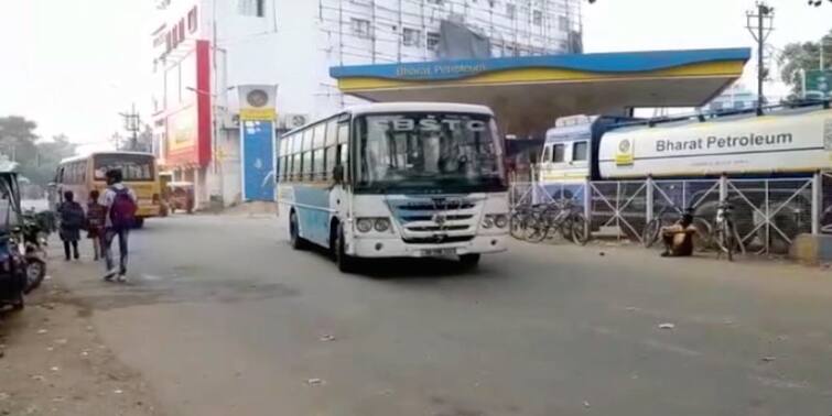 The strike has been called off and the bus workers have returned to work, busses are leaving the depot one after the other Bus Service Resume: কর্মবিরতি প্রত্যাহার করে কাজে যোগ বাস কর্মীদের, ডিপো থেকে রওনা দিচ্ছে একের পর এক বাস