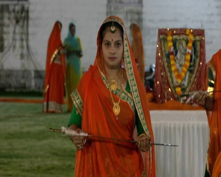 અહીં ક્ષત્રિય સમાજની બહેનો દ્વારા તલવાર રાસનું આયોજન કરવામાં આવ્યું હતું.