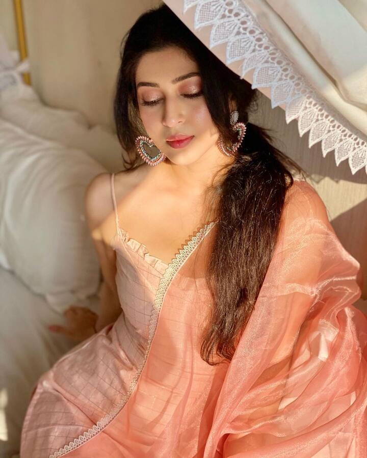 सोनारिका सिर्फ खूबसूरत ही नहीं, बल्कि फिटनेस फ्रिक हैं. उनकी इंस्टाग्राम की तस्वीरें इस बात का सबूत है.