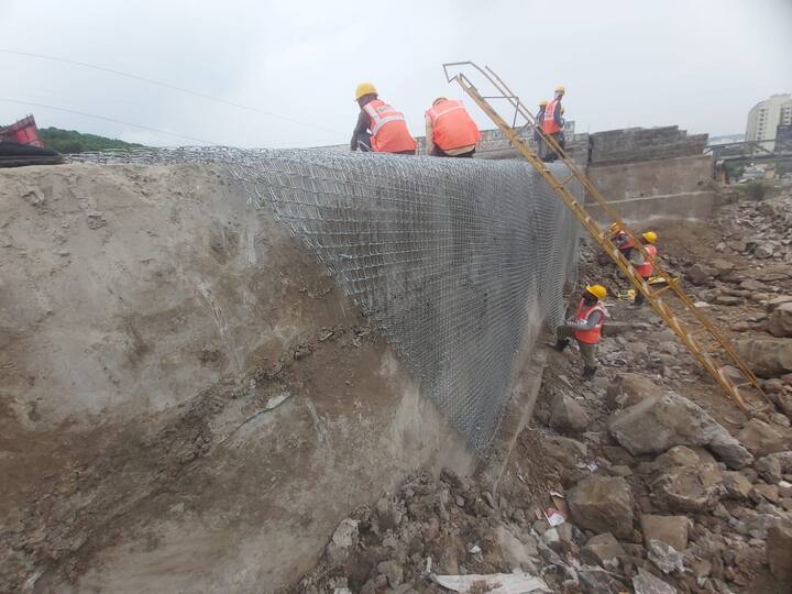 रात्री दोन वाजता विस्फोट करुन हा पूल पाडण्यात येणार आहे.