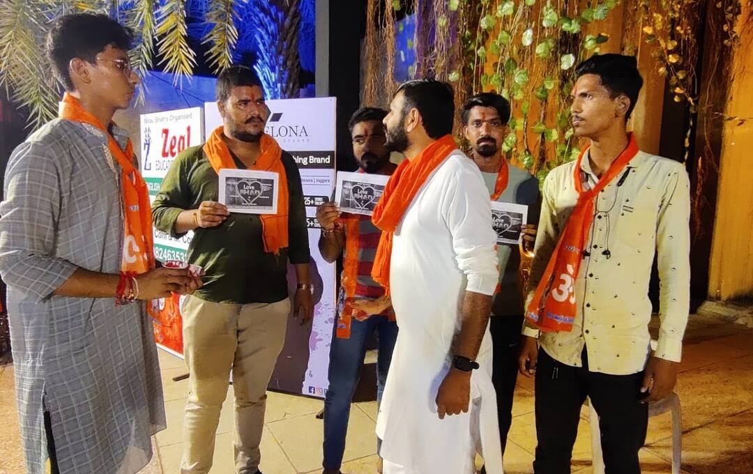 Navratri 2022 VHP and Bajrang Dal surprice checking in Ahmedabad party plots Navratri 2022 : વિધર્મી યુવકો સામે અમદાવાદમાં VHP-બજરંગ દળનું સરપ્રાઇઝ ચેકિંગ, કેટલાક યુવકોને માર્યો માર