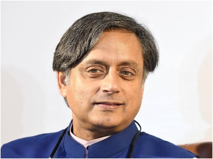 Shashi Tharoor tweets Majrooh Sultanpuri shayari before his nomination for Congress President Election 'मैं अकेला ही चला था जानिब-ए-मंज़िल मगर....', शशि थरूर के इस शायराना अंदाज के क्या हैं मायने?