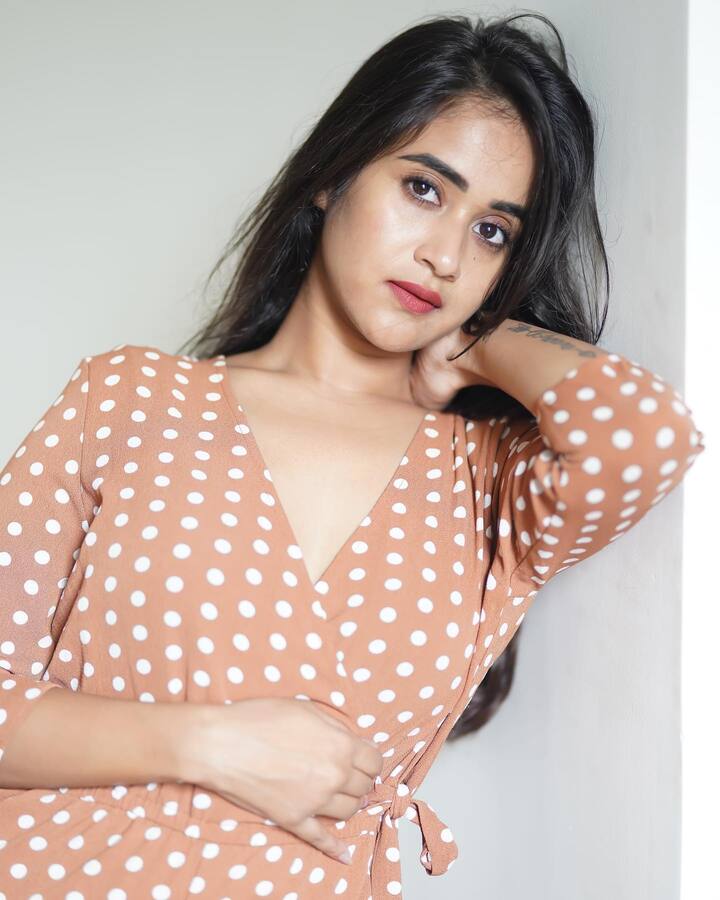 వెబ్ సిరీస్ చేస్తూ బిజీ బిజీగా గడిపేస్తోంది. Image Credit: Deepthi Sunaina/ Instagram