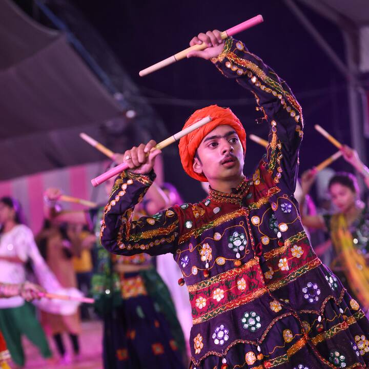 रायसोनी ग्रुप तर्फे सीताबर्डी येथील अमृत भवन येथे आयोजित 'धमाल दांडिया' या गरबा कार्यक्रमात रायसोनी महाविद्यालयातील विद्यार्थ्यांसह निमंत्रितांना प्रवेश देण्यात येत आहे.