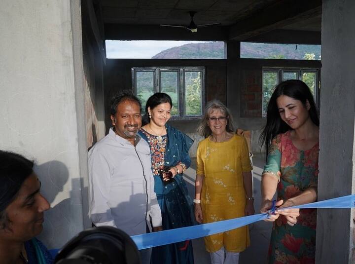 ब़ॉलिवूड अभिनेत्री कटरिना कैफनं तिच्या इस्टाग्राम अकाऊंटवर शाळकरी मुलांसोबतचे काही फोटो शेअर केले.