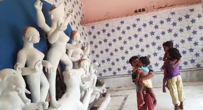 দেবীর নির্দেশে অভাবের সংসারে একসময় পর্ণকুটিরে শুরু হয়েছিল দেবী আরাধনা। অভাবী পরিবারের অসহায়তার কথা জেনে দেবী নিজেই নির্দেশ দিয়েছিলেন বাড়ির সাধারণ খাবার দিয়েই ভোগ নিবেদনের। সেই নির্দেশ মেনে আজও পোড়া রুটি ও পান্তা ভাতে পুজিতা হন রাউৎখন্ড বাগদী পাড়ার চতুর্ভূজা দেবী দুর্গা।