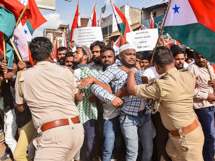 Ban imposed on PFI after NIA raid, order issued by Home Ministry NIAના દરોડા પછી PFI પર લગાવવામાં આવ્યો પ્રતિબંધ, ગૃહ મંત્રાલયે જારી કર્યો આદેશ