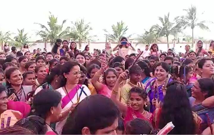 यामध्ये महिलांसाठी आयोजित केलेल्या विविध सांस्कृतिक कार्यक्रमात त्यांनी सहभाग घेतला