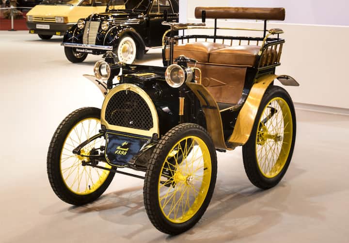 Renault (रिनॉल्ट): लुइस मार्सेल और फर्नान्ड रेनॉल्ट ने 1899 में कंपनी बनाई. लेकिन इससे पहले ही वे कार का एक प्रोटोटाइप बना चुके थे.