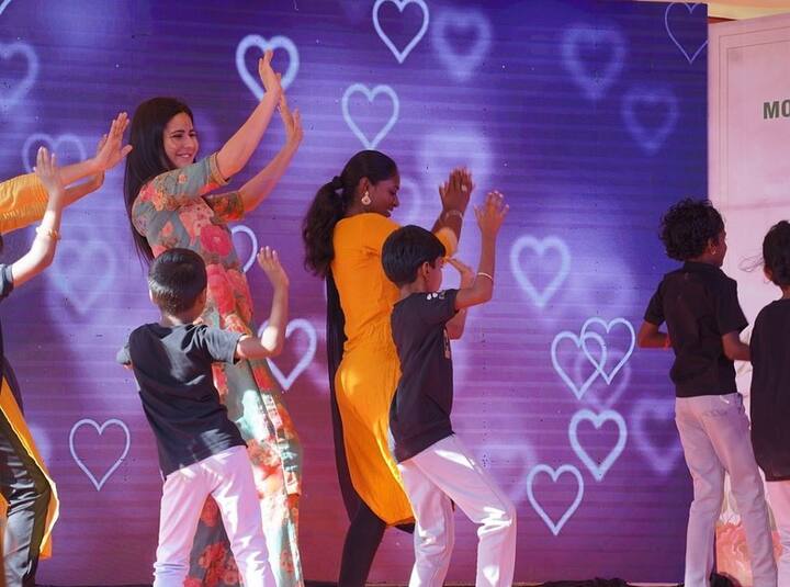 तामिळनाडूतील मदुराईतील माऊंटन व्ह्यूतील विद्यार्थ्यांसोबत कटरिनानं वेळ घालवला.