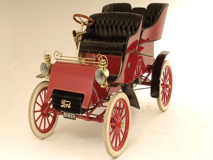 First Models of Cars: आज दुनिया की टॉप ब्रैंड्स की कारें जिस चमक-धमक और एडवांस्ड टेक्नोलॉजी के साथ दिखतीं हैं इनकी शुरुआत ऐसी नहीं थी.