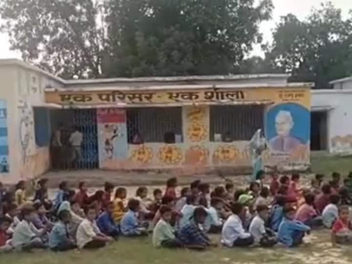 Singrauli Madhya Pradesh Children studying under open sky in government school building broken ANN Singrauli News: शिक्षा व्यवस्था की बदहाल तस्वीर: खुले आसमान के नीचे जमीन पर बैठकर पढ़ने को मजबूर बच्चे