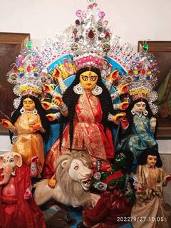 Durga Puja 2022 : দ্বিতীয়ায় এলেন মা, চোরবাগানের চট্টোপাধ্যায় পরিবারে বেনারসী শাড়িতে সাজছেন দেবী