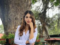 PHOTO: कुणाच्या विचारात हरवली रिया चक्रवर्ती? पांढर्‍या जंपसूटमध्ये दिसतेय ग्लॅमरस!