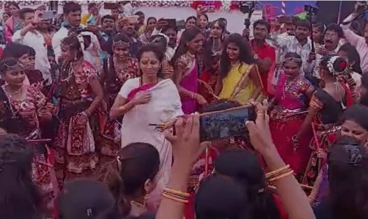 अनेक महिलांसोबत त्यांनी सेल्फीसुद्धा काढले.