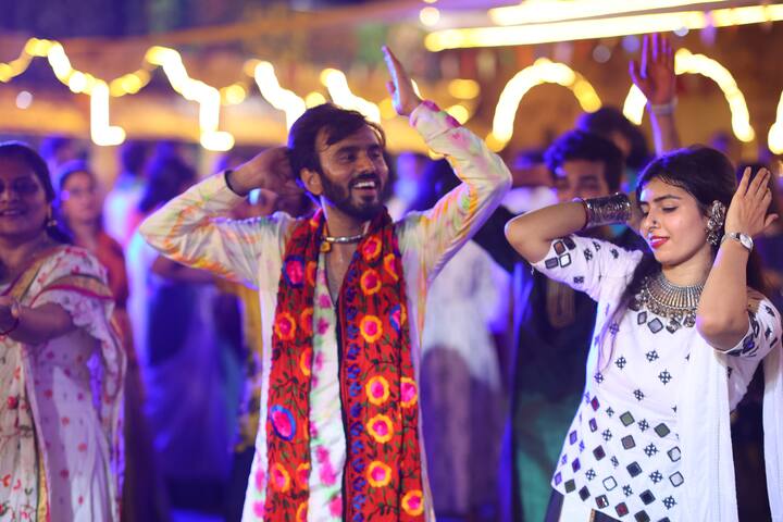 जेरी लॉनमध्ये 'यशिव रास गरबा 2022'चे आयोजन करण्यात आले आहे. याचे आयोजन मागील 5 वर्षांपासून निरंतर करण्यात येत आहे.