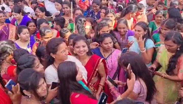 मेळाव्यातील महिलांसोबत दांडिया खेळत आनंद लुटला.