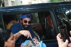Ranbir Kapoor को देख उमड़ पड़ी चाहने वालों की भीड़, एक्टर ने फैंस के साथ काटा बर्थडे केक