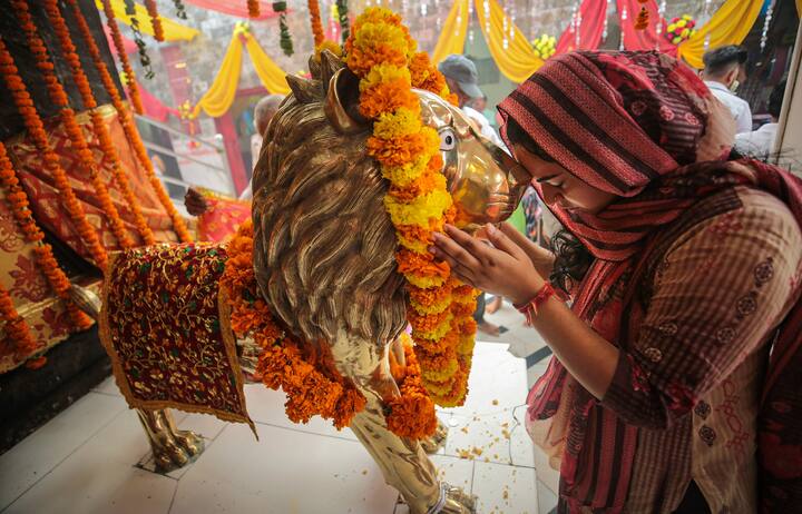 জম্মুতেও শুরু হয়েছে নবরাত্রি উৎসব। সেখানেও মন্দিরে ঢল নেমেছে পুণ্যার্থীদের। জম্মুর কালী মন্দিরে প্রার্থনায় মগ্ন এক ভক্ত। ছবি: পিটিআই