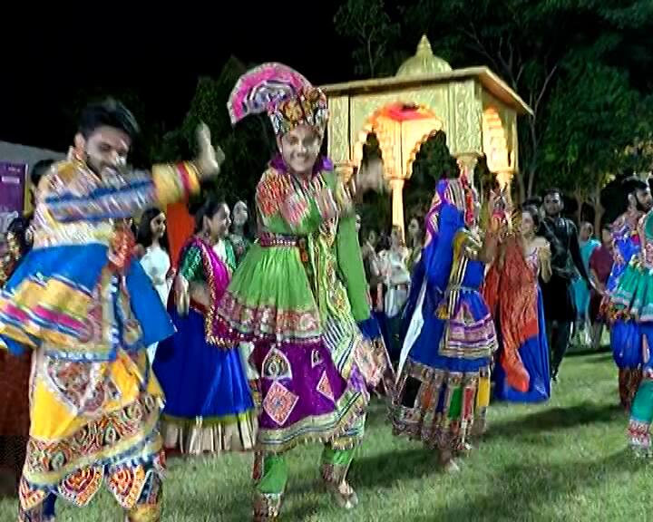 ટ્રેડિશનલ આઉટફિટ અને એક્સેસરીઝ સાથે નવલા નોરતાની માણી મોજ