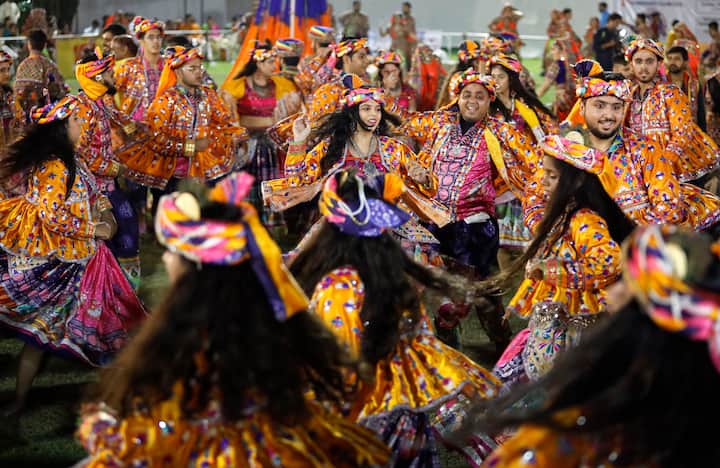 নয় দিন ধরে চলে নবরাত্রি উৎসব। আর তখনই হয় এই গরবা নাচের অনুষ্ঠান। এর জন্য দীর্ঘদিন ধরে চলে প্রস্তুতি। নারী থেকে পুরুষ সকলেই এই নাচের অনুষ্ঠানে অংশগ্রহণ করেন। ছবি: পিটিআই