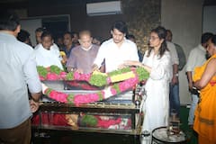 Mahesh Pays Last respects to Indira Devi : ఇందిరా దేవికి నివాళులు అర్పించిన మహేష్, కృష్ణ , ఘట్టమనేని కుటుంబ సభ్యులు