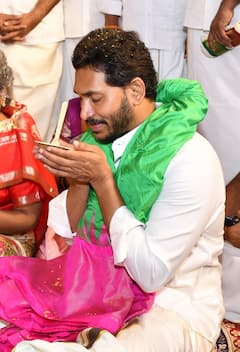 In Pics: తిరుమలలో సీఎం జగన్, పంచెకట్టుతో శ్రీవారి దర్శనానికి - ఫోటోలు