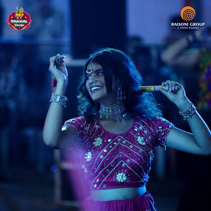 रायसोनीच्या 'धमाल दांडिया'मध्ये दररोज एक सेलिब्रिटी गेस्टही बोलविण्यात येत आहे. यात शरद मल्होत्रा, गौरव बजाज, लिना जुमानी, आंचल खुराना, सोनी सिंग, क्षेरिश अली, गौरव खन्ना, अभिनव कपूर, दिलजीत कौर उपस्थिती लावणार आहे.