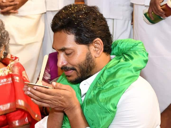 ఏపీ ముఖ్యమంత్రి జగన్మోహన్ రెడ్డి  తిరుమల శ్రీవారిని దర్శించుకున్నారు. అనంతరం అక్కడ నూతనంగా నిర్మించిన భవనాలను ప్రారంభించారు.