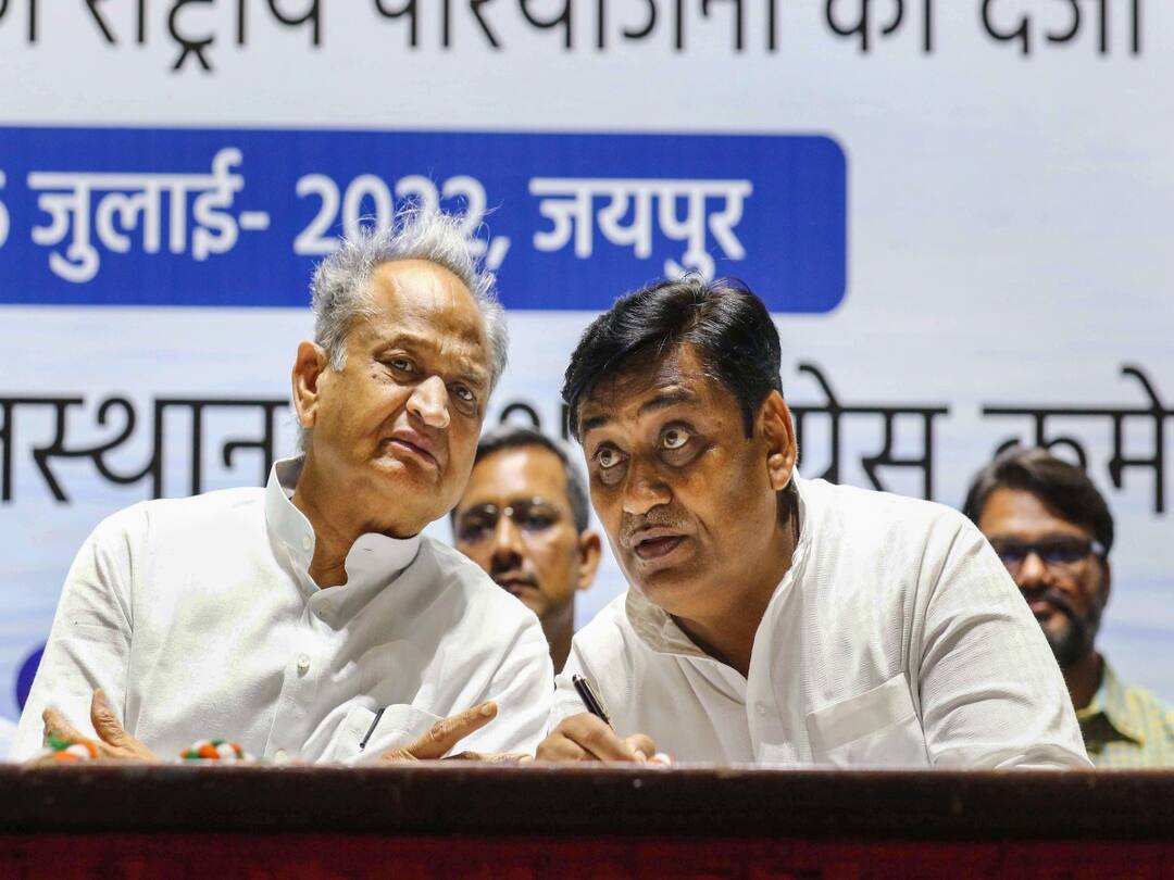 Rajasthan Congress Crisis Show Cause Notice Issued To 3 Gehlot Loyalists After Congress Observers Submit Report Rajasthan Congress Crisis: గహ్లోత్‌కు షాకిచ్చి దారిలోకి తెచ్చుకున్న అధిష్ఠానం- అధ్యక్ష రేసులో ఆయనే!