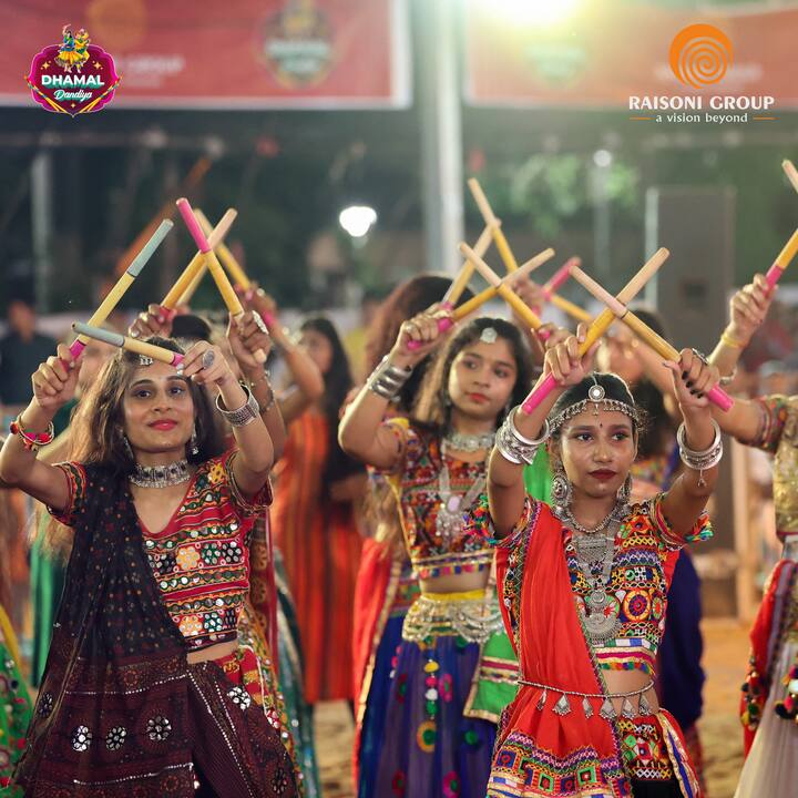 नवरात्रात मुख्य आकर्षण असते ते गरब्याचे. दोन वर्षांनंतर यंदा शहरात विविध ठिकाणी गरब्याचे आयोजन करण्यात आले आहे. पारंपरिक गुजराती गाण्यांबरोबर महाराष्ट्रीयन, रिमिक्स, बॉलिवूड गाण्यांवर गरब्याचा ताल धरण्यासाठी तरुणांबरोबर प्रौढही उत्सुक आहेत. काही दुर्गा उत्सव मंडळ तर काही आयोजकांनी विविध मैदानांवर गरबा उत्सवाचे आयोजन केले आहे.