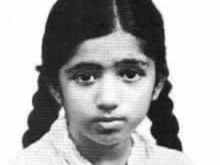 Lata Mangeshkar received her first music lesson from her father. On December 16, 1941, with the blessings of both of her parents, she sang two songs in the studio for the first time for Radio. (Image Source: Twitter/@mangeshkarlata)