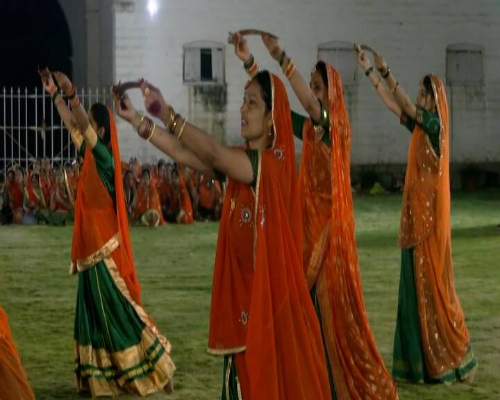 રાજકોટના રણજીત વિલાસ પેલેસ ખાતે નવરાત્રીની ઉજવણી થઈ રહી છે. અહીં ભગીની ફાઉન્ડેશન દ્વારા અદભુત આયોજન કરવામાં આવ્યું છે.