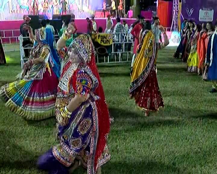 આકર્ષક અદા સાથે અને સંગીતના તાલે ખેલૈયાઓએ ઝૂમ્યા ગરબે