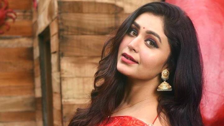 ঋতাভরী বলছেন, 'ওদের জন্য নতুন জামা কিনেছি, সঙ্গে ছোট ছোট সাজগোজের জিনিস। পুজোর আগেই ওগুলো ওদের হাতে তুলে দেব, সঙ্গে খাওয়া দাওয়া তো রয়েছেই। ওদের জামা থেকে সমস্ত জিনিস নিজের হাতে কিনেছি আমি।'