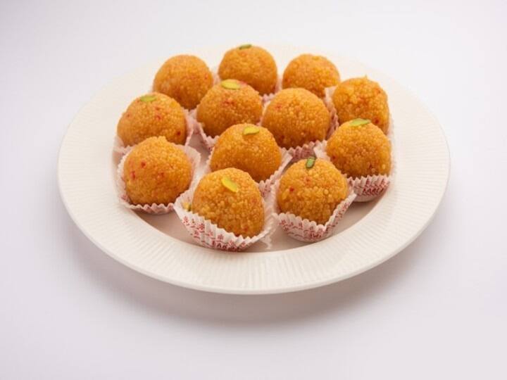 মিষ্টি (Sweets) খেতে সমস্ত মানুষই অল্পবিস্তর ভালোবাসেন। কেউ বেশি কেউ কম। অত্যধিক মিষ্টি খাওয়া মধুমেহ (Diabetes) রোগের প্রকোপ বাড়াতে পারে।