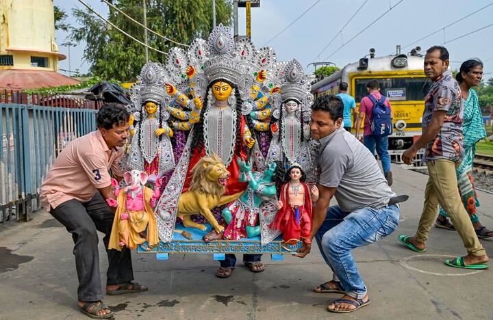 সারা ভারতে যখন নবরাত্রি উৎসব চলে, তখন বাংলায় চলে দুর্গোৎসব। আর তাকে ঘিরেই শুরু হয়েছে শেষ মুহূর্তের প্রস্তুতি। অনেক জায়গাতেই মণ্ডপ তৈরি, এসে গিয়েছে প্রতিমাও। নদিয়া জেলায় সেরকমই একটি প্রস্তুতির ছবি। ছবি: পিটিআই