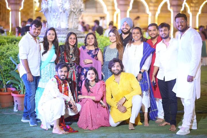 दोन वर्षांनंतर आयोजित होत असलेल्या गरबा उपक्रमांना भेट देण्यासाठी तरुणांसह नागपूरकर कुटुंबासह भेट देत आहेत.