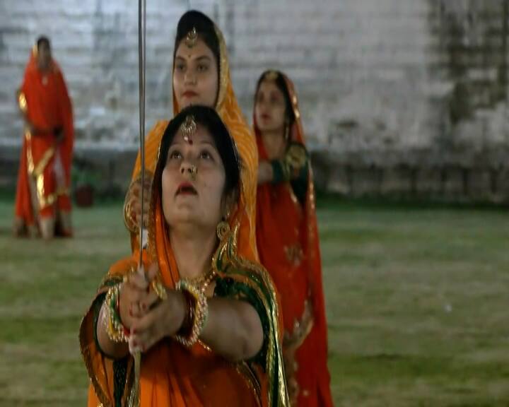 ક્ષત્રિય સમાજની દીકરીઓ દ્વારા બાઈક પર તલવાર સમેણવામાં આવી હતી. જેને જોઈ લોકો આશ્ચર્યચકિત રહી ગયા.