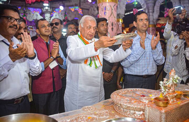 কেরলের রাজ্যপাল আরিফ মহম্মদ খান যোগ দিয়েছিলেন নবরাত্রি উৎসবে। পুনের মহালক্ষ্মী মন্দিরে। ছবি: পিটিআই