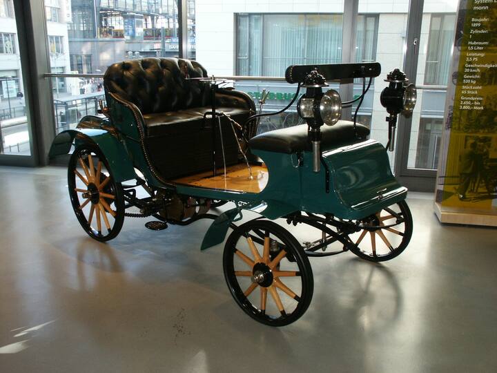 Opel (ओपल): एडम ओपल ने 1886 में कार बनाने की शुरुआत की लेकिन, 1895 में उनकी मौत हो गयी. उनके बाद उनकी वाइफ और पांच बच्चों ने काम को आगे बढ़ाते हुए 1899 में पहली कार लॉन्च कर दी.