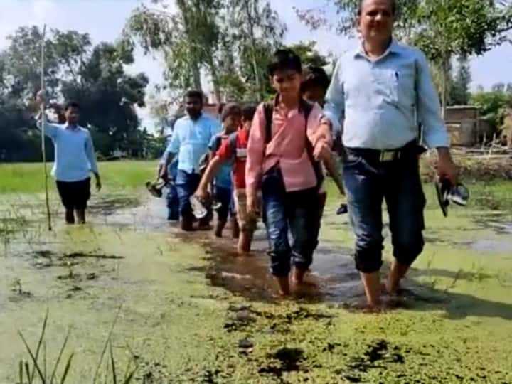 Pratapgarh News: जान जोखिम में डालकर स्कूल जाने को मजबूर बच्चे, सरकारी वादों को आईना दिखा रहा ये स्कूल Pratapgarh Uttar Pradesh Children are facing problems due to waterlogging near Primary School ANN Pratapgarh News: जान जोखिम में डालकर स्कूल जाने को मजबूर बच्चे, सरकारी वादों को आईना दिखा रहा ये स्कूल