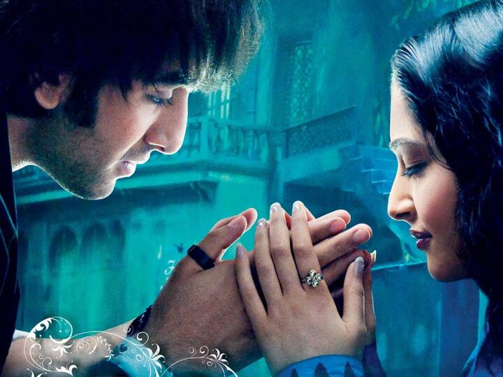 2007 मध्ये रिलीज झालेल्या सांवरिया या चित्रपटामधून रणबीरनं अभिनय क्षेत्रात पदार्पण केलं. या चित्रपटामध्ये रणबीरसोबत सोनम कपूरनं देखील प्रमुख भूमिका साकारली. या चित्रपटातील 'जबसे तेरे नैना' या गाण्यातील रणबीरच्या लूकनं अनेकांचे लक्ष वेधले.